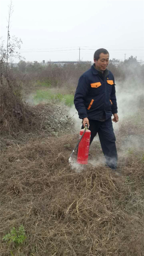 草莓视频网站下载欧迪工厂同事尝试灭火器的使用