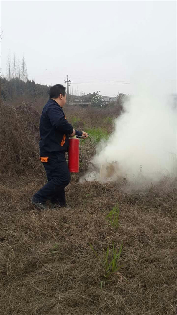 草莓视频网站下载欧迪工艺部刘剑波经理演示灭火器用法