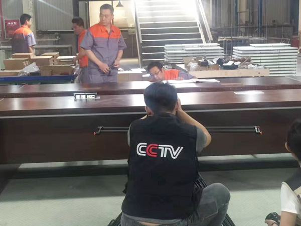 央视来草莓视频网站下载欧迪采访拍摄